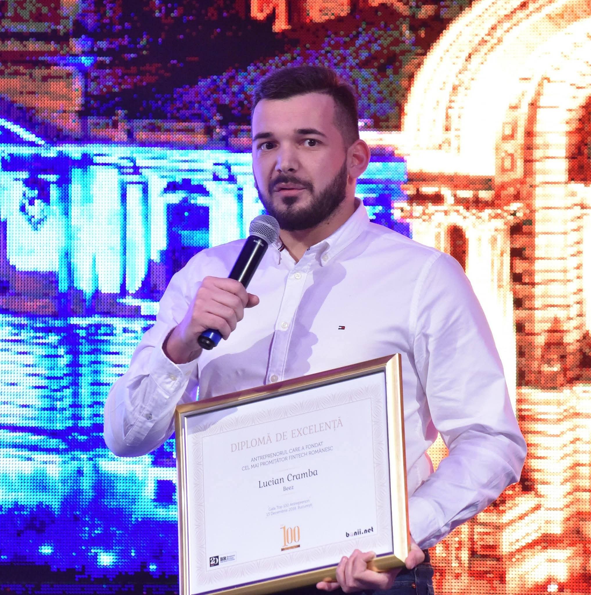 Lucian Cramba primind diploma Top 10 Antreprenori pentru Beez